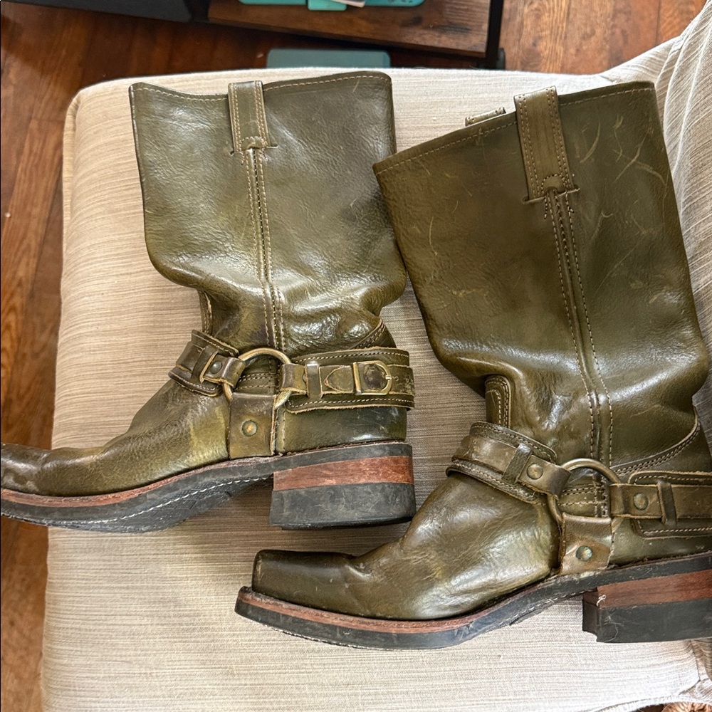 Women's Frye vintage  Olive Leather  Boots.